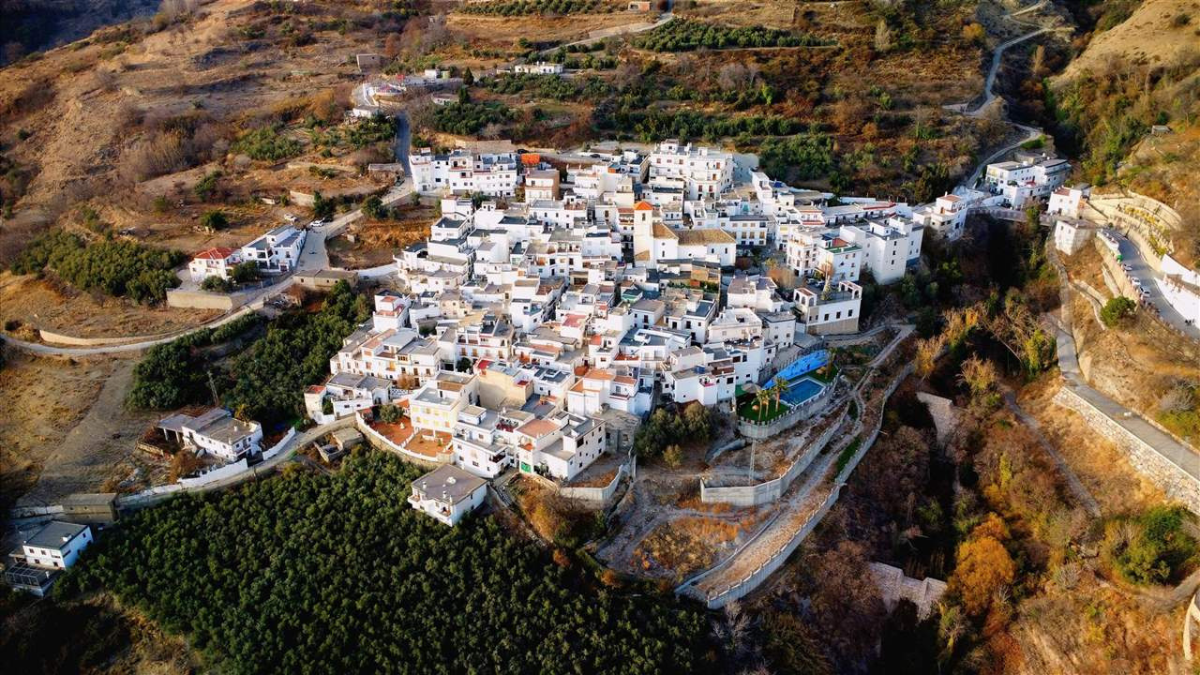 Este pueblo ha sido considerado como uno de los más extraños de Granada, según National Geographic.&nbsp;