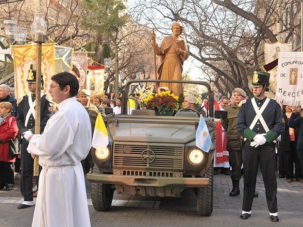 Una multitud participó de la procesión del Santo Patrono Santiago