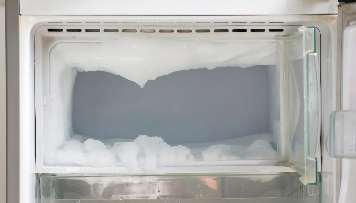 El truco para descongelar la heladera o el freezer: lo hacés en minutos