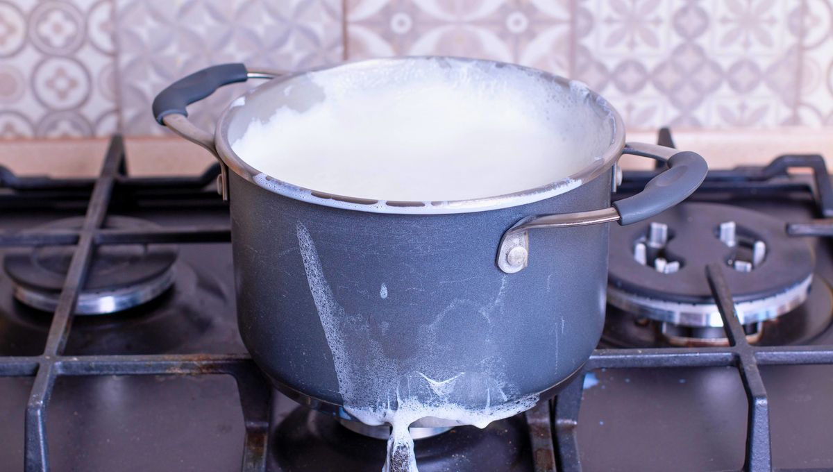 Por qu&eacute; se forma una capa fina de natilla sobre la leche y qu&eacute; significa.&nbsp;