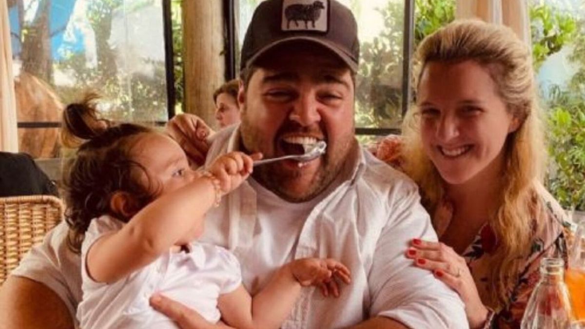 Darío Barassi junto a su esposa e hija Emilia.