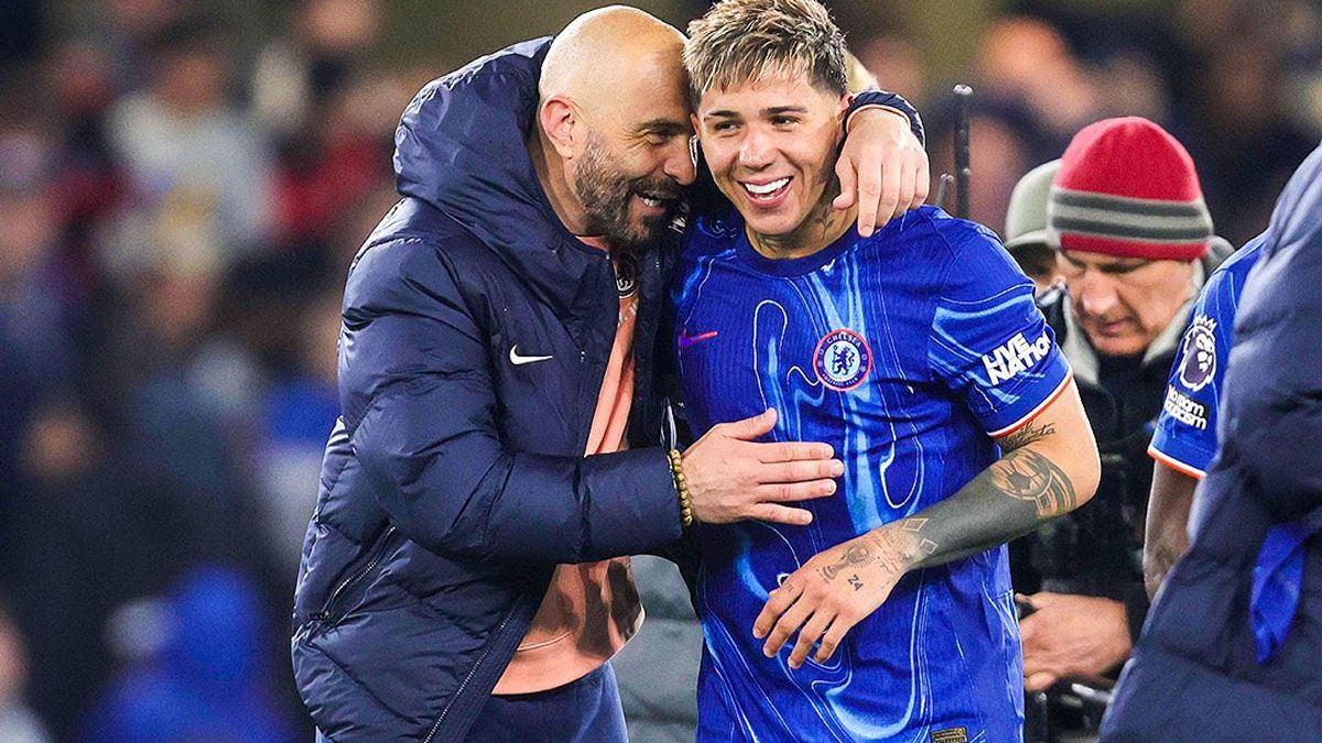 El DT del Chelsea, Enzo Maresca, bromea con Enzo Fernández.