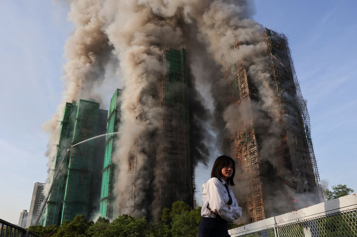 Un incendio en un complejo de edificios en Hong Kong deja al menos 13 muertos