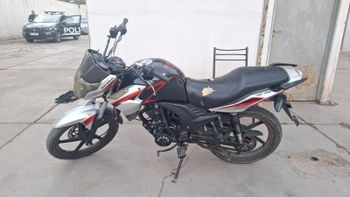 Un adolescente y un joven fueron detenidos con una moto robada en Las Heras Un adolescente y un joven fueron detenidos con una moto robada en Las Heras