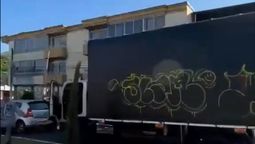 video: el impresionante movimiento de un camion durante el temblor