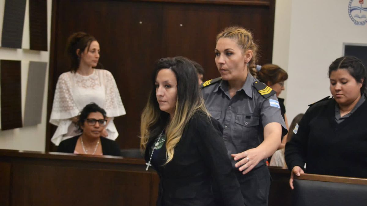 Momento en que la Envenenadora de Guaymallén abandona la sala del juzgado, tras ser sentenciada a prisión perpetua.