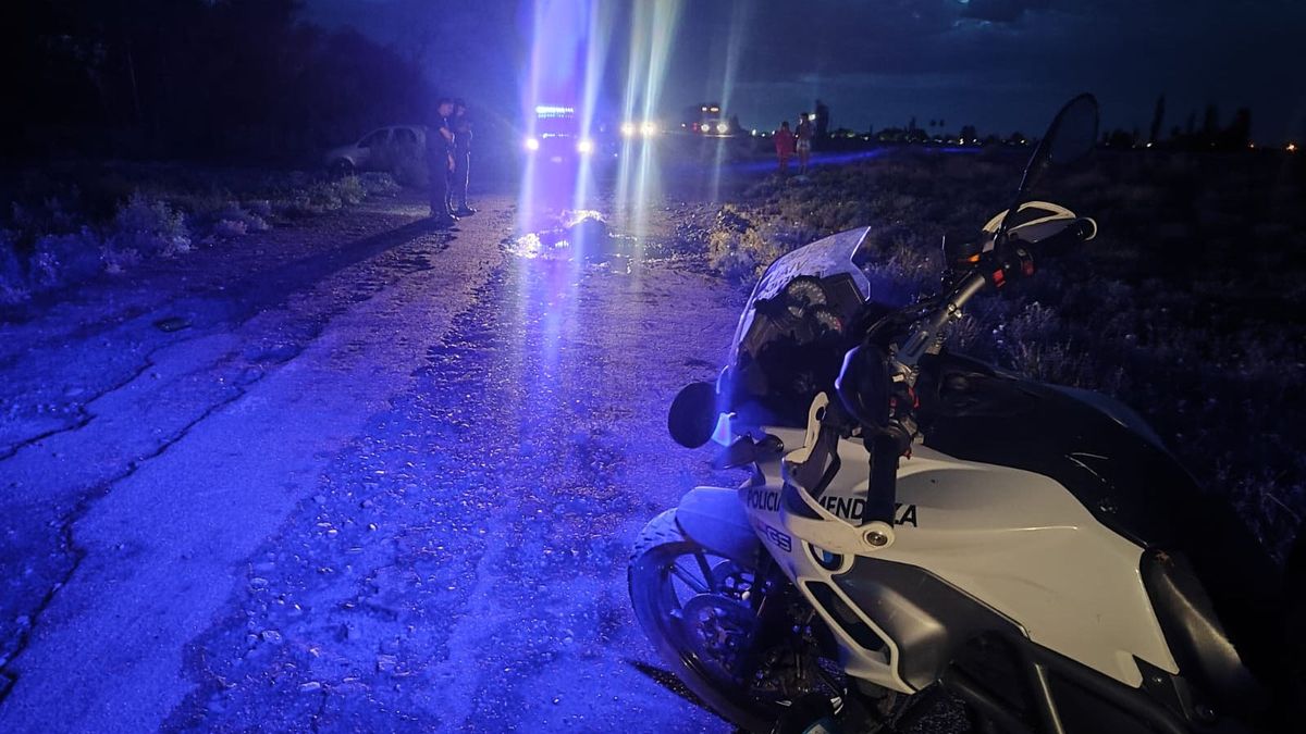 El hombre de 33 años fue encontrado muerto en el Acceso Este, en Fray Luis Beltrán, Maipú. Creen que fue atropellado. El hombre de 33 años fue encontrado muerto en el Acceso Este, en Fray Luis Beltrán, Maipú. Creen que fue atropellado.