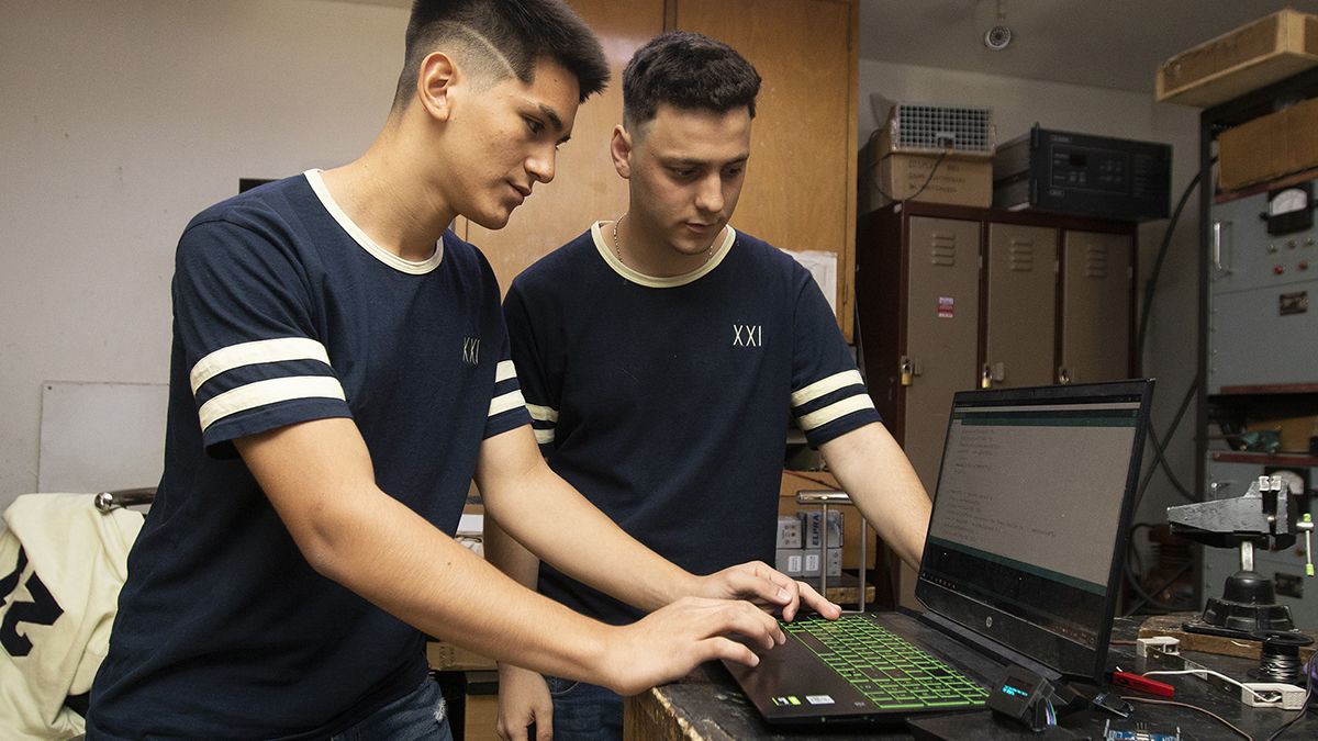 Chicos de secundaria crearon un sensor que ayuda a prevenir el coronavirus