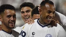 Sebastián Villa festeja uno de los goles de Independiente Rivadavia ante Platense.