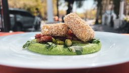 Un bocado comparte la receta de provolone crocante con puré de arvejas y espárragos con panceta ahmada.
