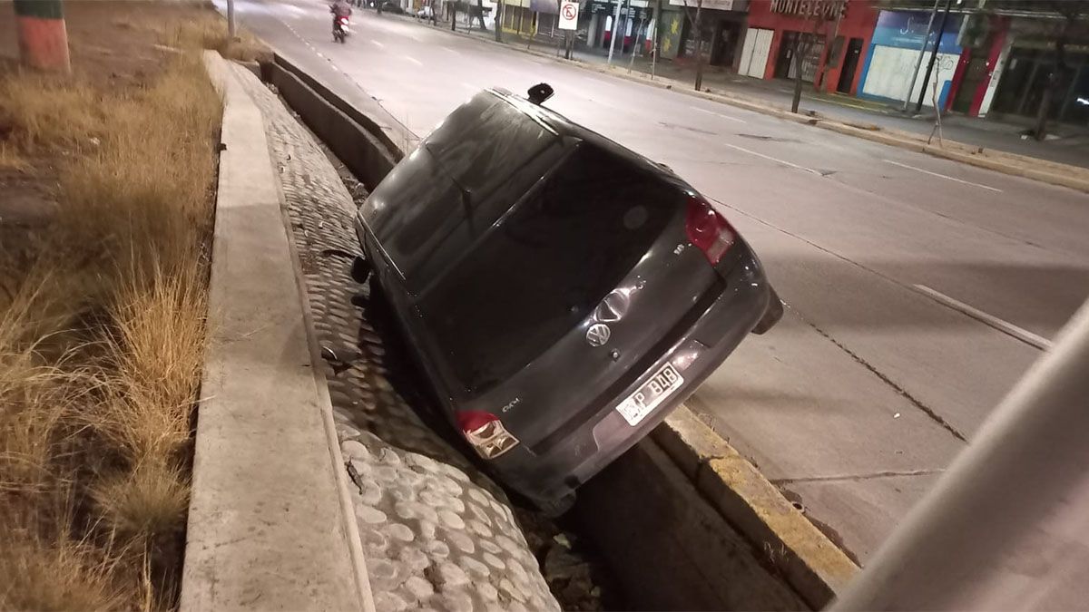 Un conductor alcoholizado terminó con su auto en una acequia en la Costanera