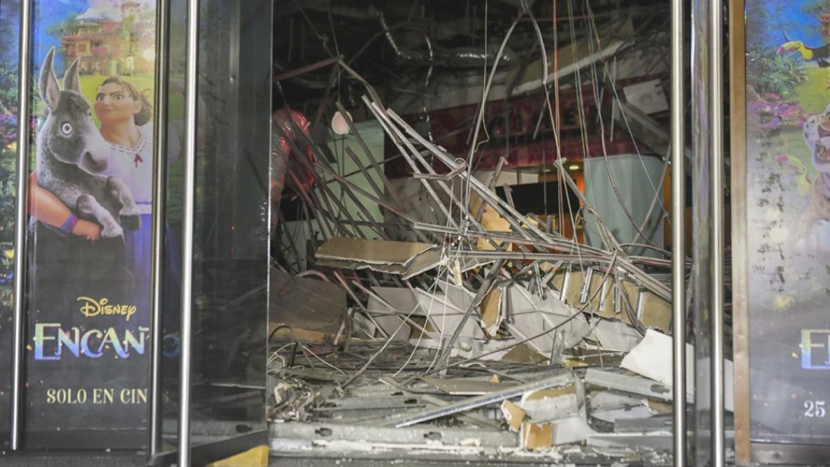 El derrumbe de uno de los cines del complejo ubicado en Palermo se produjo al ceder la estructura de hierro recubierta con durlock. No hubo heridos