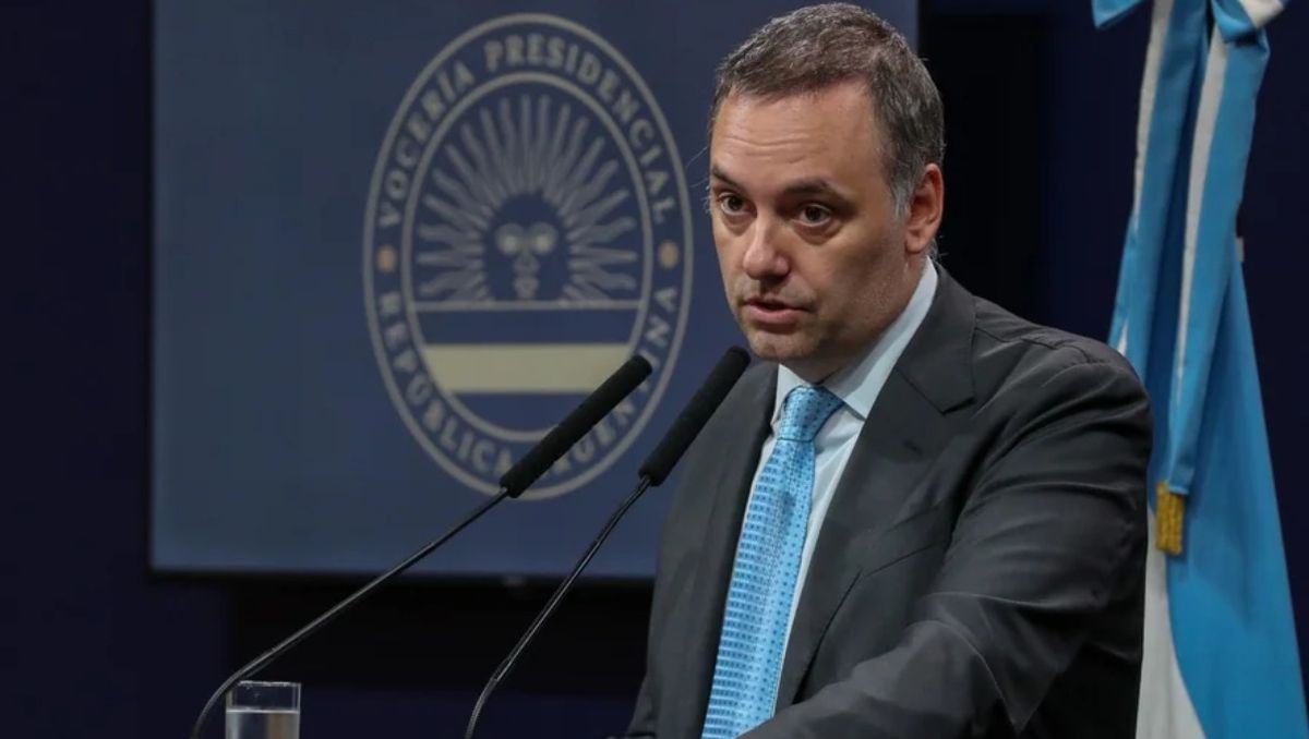 Adorni volvió a sus conferencias de prensa: 