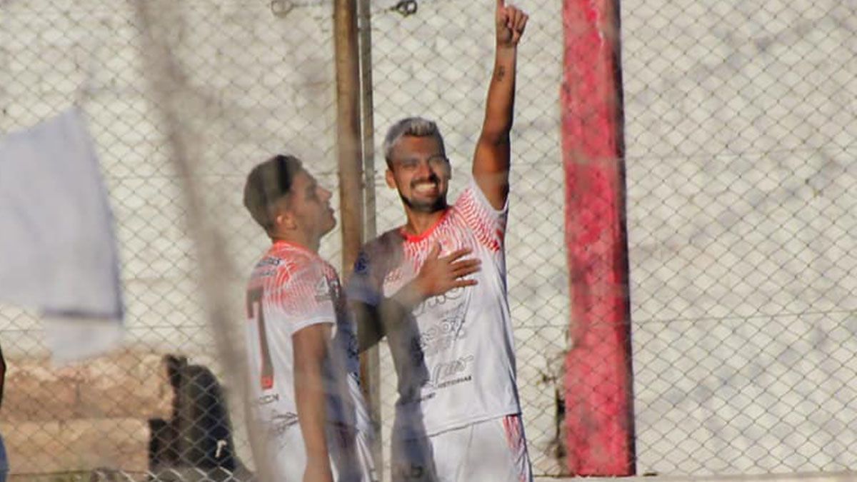 El delantero Lucas Agüero gritaba el gol con el corazón ante Villa Mitre.