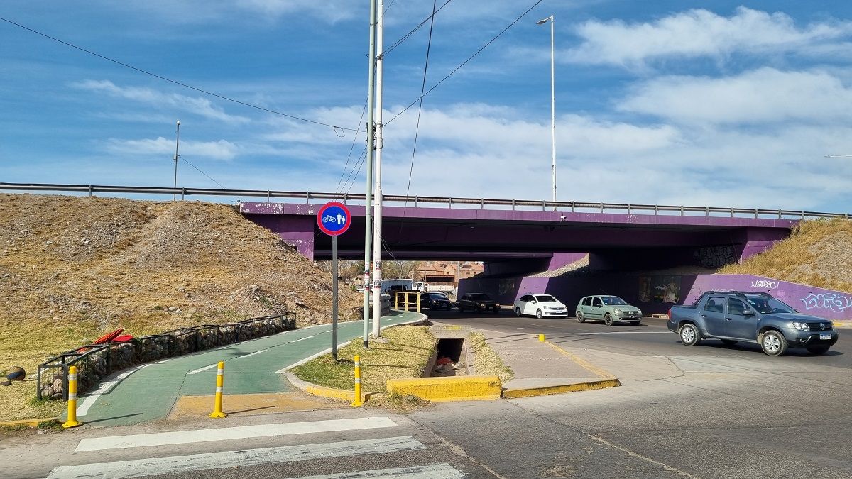 El paso de bicicletas en carril Sarmiento y Acceso Sur fue muy bien resuelta realizando la ciclovía por debajo del acceso. El paso de bicicletas en carril Sarmiento y Acceso Sur fue muy bien resuelto realizando la ciclovía por debajo del acceso.