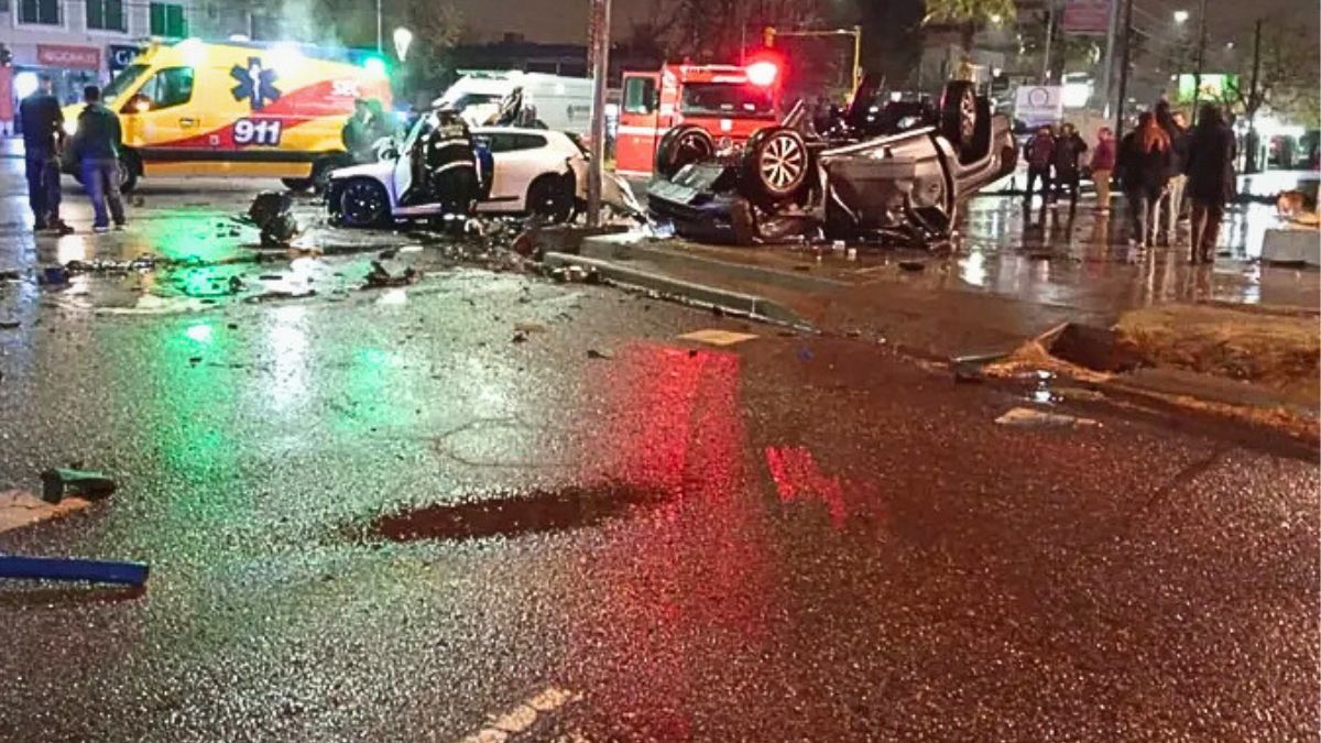 Un joven muerto, otro internado y un tercero detenido por alcoholemia positiva fue el saldo de un accidente en el centro de San Rafael. Un joven muerto, otro internado y un tercero detenido por alcoholemia positiva fue el saldo de un accidente en el centro de San Rafael.