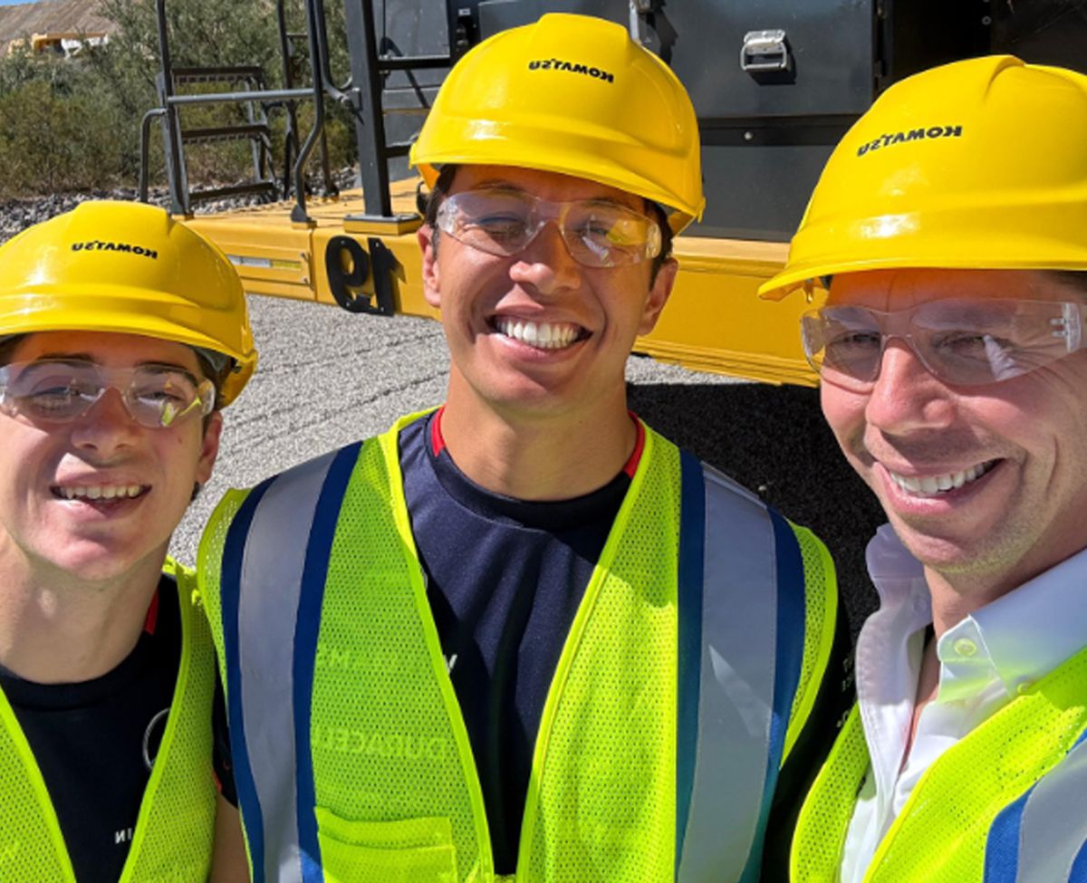 Colapinto, Albon y Vowles de visita en la sede de Komatsu, uno de sus patrocinadores. Colapinto, Albon y Vowles de visita en la sede de Komatsu, uno de sus patrocinadores.