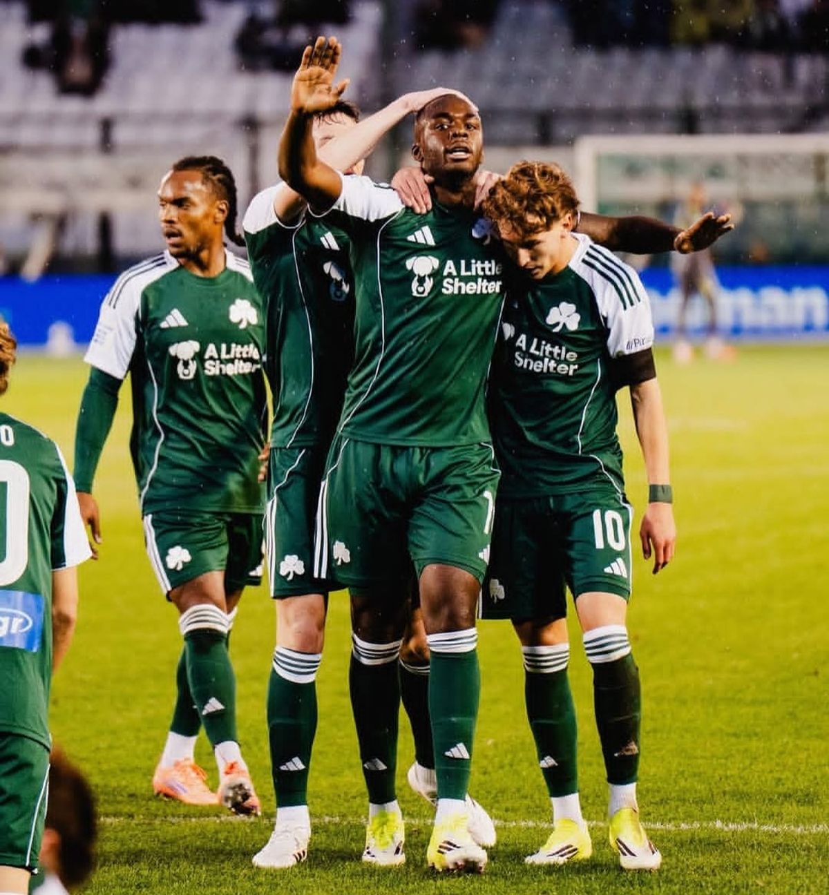 Tetteh saluda a Santino Andino tras su asistencia de gol-