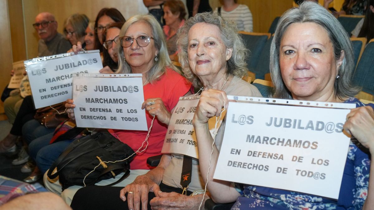 Jubilados reclamaron en la Legislatura mayores prestaciones de OSEP y pidieron por las políticas de ajuste del presidente Javier Milei.