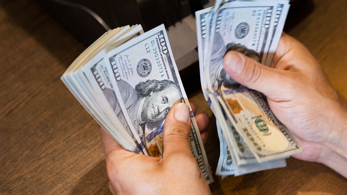 Fue un día de efervescencia para el dólar oficial, mientras que los tenedores de dólar blue salieron a vender y eso hizo caer su cotización Fue un día de efervescencia para el dólar oficial, mientras que los tenedores de dólar blue salieron a vender y eso hizo caer su cotización