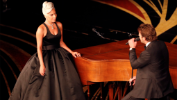 Lady Gaga y Bradley Cooper enamoraron a todos cantando Shallow
