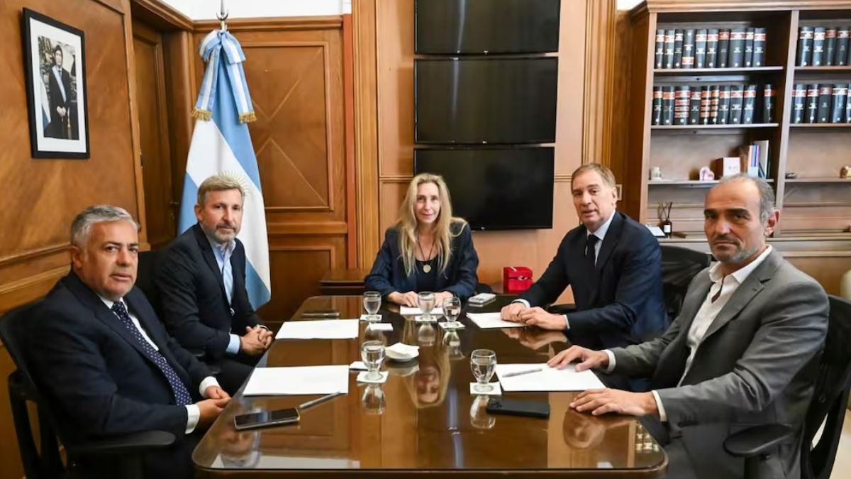 De izquierda a derecha: Alfredo Cornejo, Rogelio Frigerio, Karina Milei, Diego Santilli y Eduardo Lule Menem.