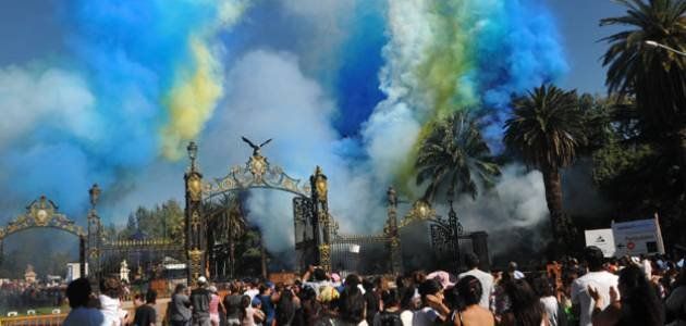 Variados colores y un sol radiante marcaron el paso de los carros por el centro de Mendoza