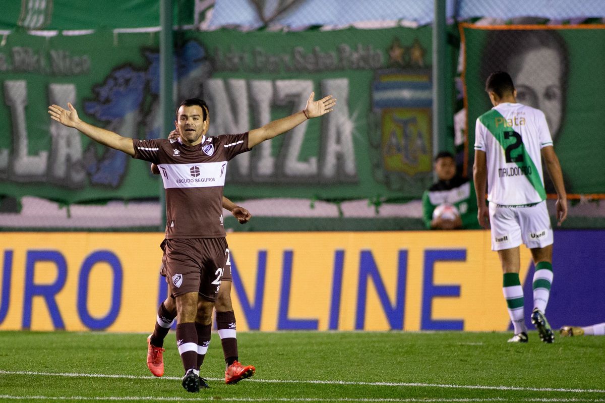 Fernando Curuchet hizo dos goles de Platense ante Banfield.