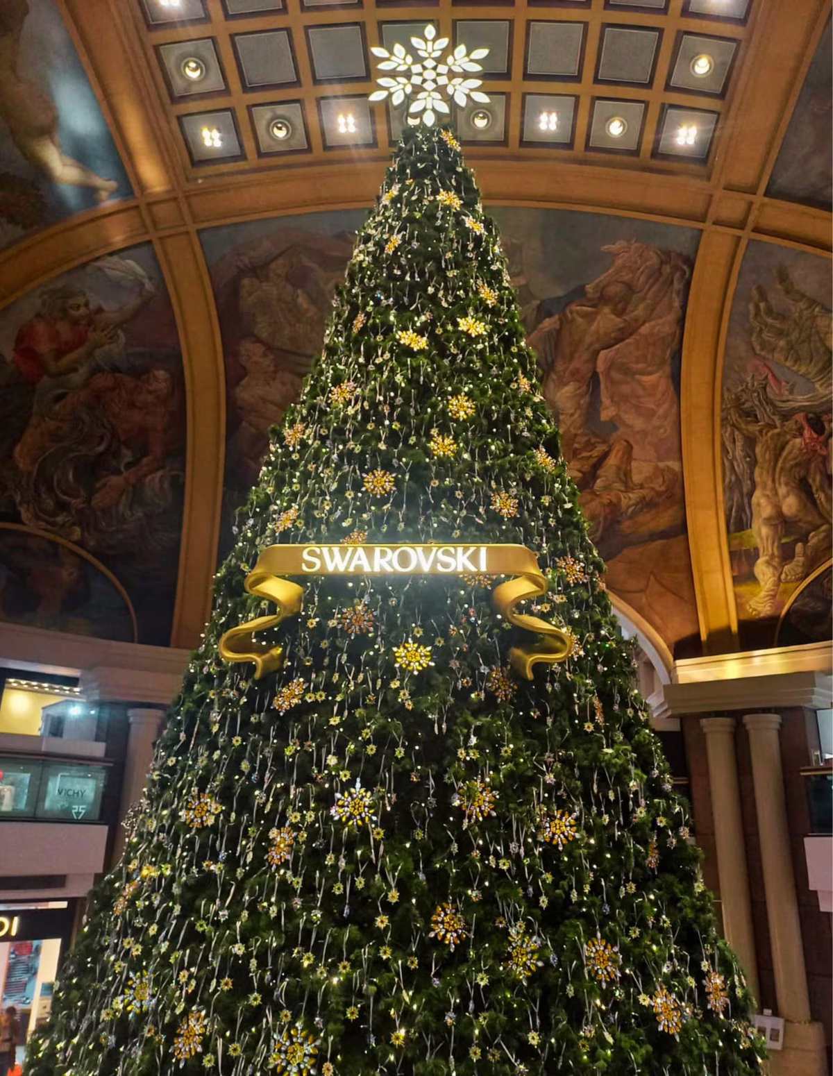 Debido al cumpleaños de la marca se realizó este increíble árbol de Navidad. Debido al cumpleaños de la marca se realizó este increíble árbol de Navidad.