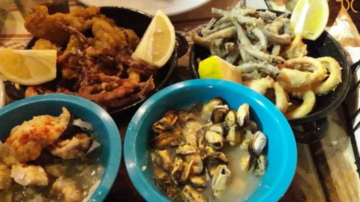 En La Caleta hay un restaurante en donde sirven platos producidos con pesca del día, mariscos, empanadas y carnes asadas En La Caleta hay un restaurante en donde sirven platos producidos con pesca del día, mariscos, empanadas y carnes asadas