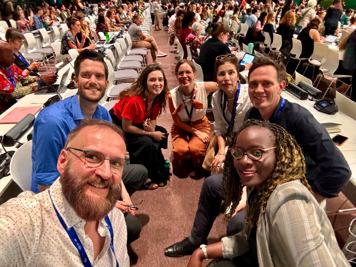 Eduardo Agosta Scarel (abajo a la izquierda) durante una convención en Dubai 2023. Eduardo Agosta Scarel (abajo a la izquierda) durante una convención en Dubai 2023.