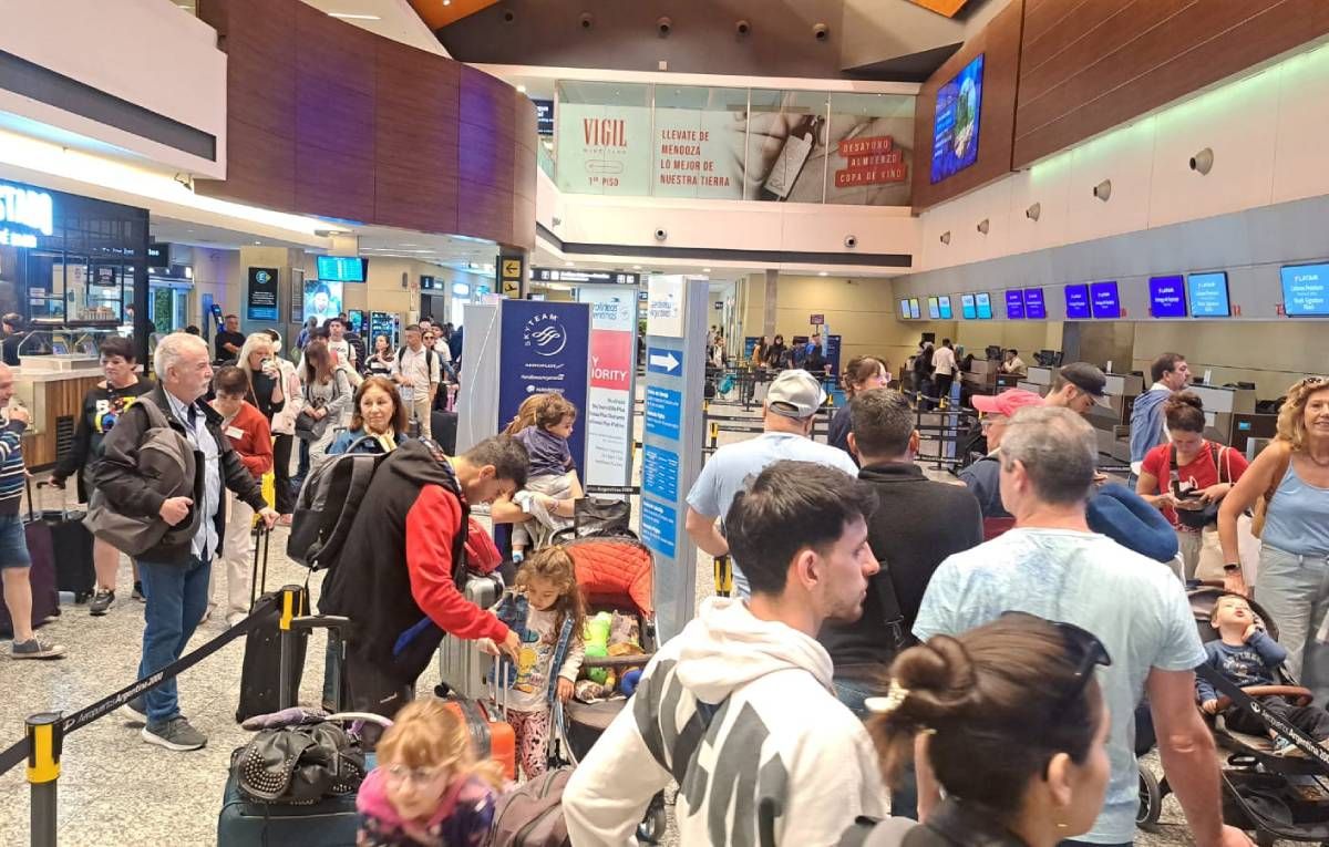 La ampliación que se está ejecutando en el aeropuerto de Mendoza le sumará un 40% más de recepción de pasajeros. La ampliación que se está ejecutando en el aeropuerto de Mendoza le sumará un 40% más de recepción de pasajeros.