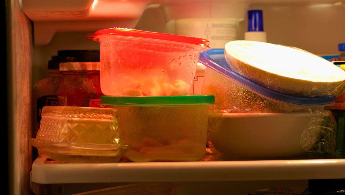 Puedes colocar un vaso con vinagre en el interior de la heladera para neutralizar los olores. Puedes colocar un vaso con vinagre en el interior de la heladera para neutralizar los olores. 