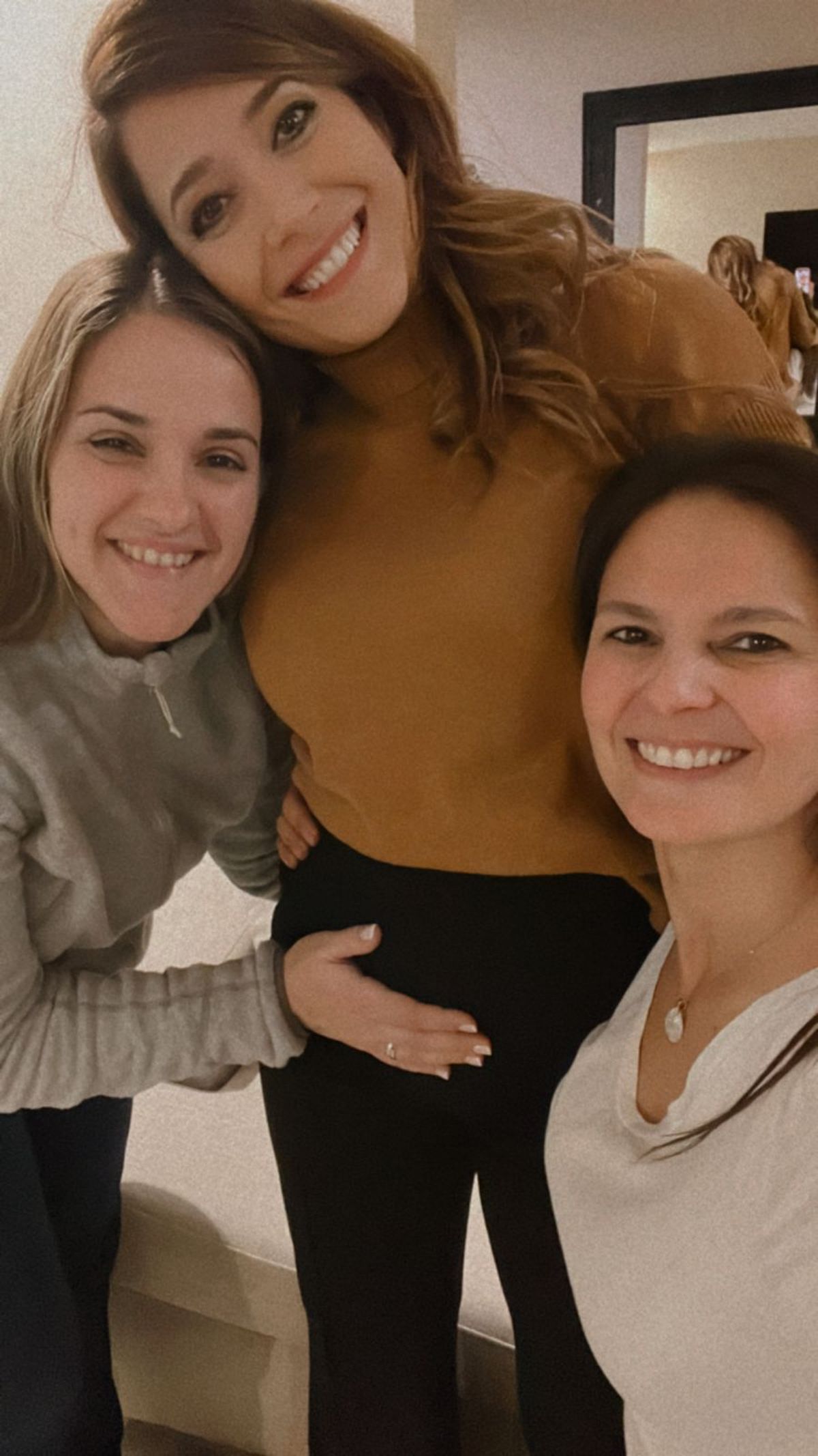 Esta imagen es muy especial para Gise. Sus amigas Marina Daniele y Laura Díaz acarician su incipiente pancita de embarazada. Esta imagen es muy especial para Gise. Sus amigas Marina Daniele y Laura Díaz acarician su incipiente pancita de embarazada.