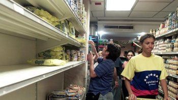 Para combatir a los especuladores por la escasez, prohibirán hacer colas nocturnas en los súper de Caracas