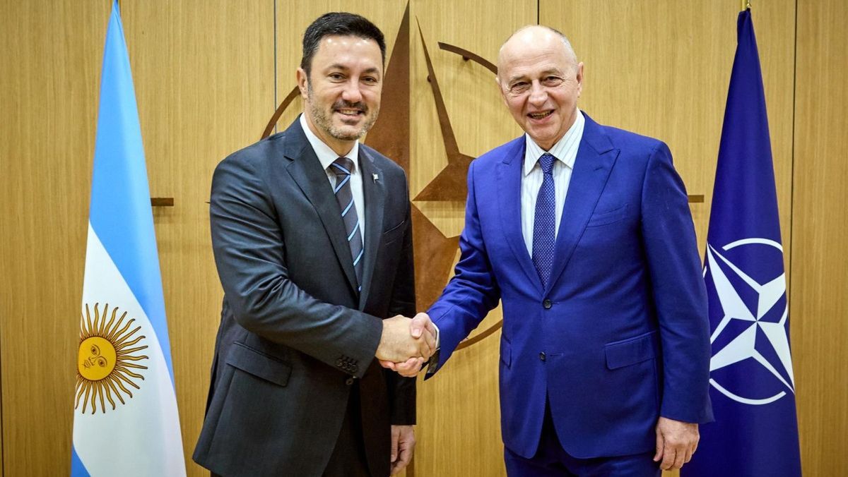 Luis Petri junto al rumano Mircea Geoana.