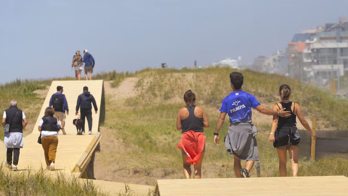 Pinamar presenta novedades cada año y en esta temporada inauguró una pasarela que conduce a las playas Pinamar presenta novedades cada año y en esta temporada inauguró una pasarela que conduce a las playas
