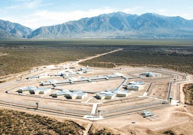 Un enfrentamiento entre bandas desató una batalla campal en la cárcel de Almafuerte en Luján de Cuyo.