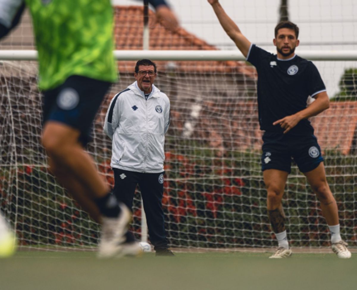 Berti define los once de Independiente Rivadavia para jugar con Argentinos Juniors.