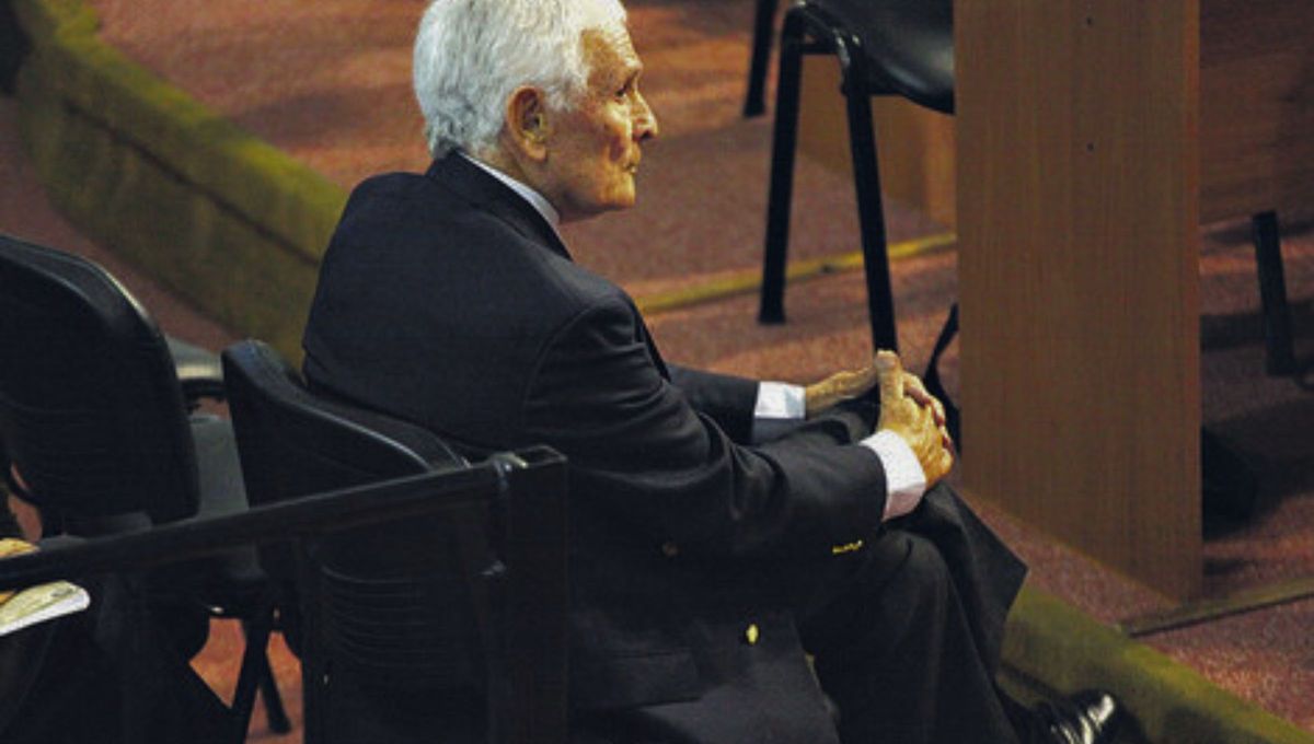 El Tribunal Oral en lo Criminal Federal N.º 1 condenó a Miguel Osvaldo Etchecolatz a pena de prisión perpetua por ser coautor de crímenes de lesa humanidad cometidos contra militantes políticos durante la dictadura cívico militar en el centro clandestino de detención conocido como “Pozo de Arana”. El Tribunal Oral en lo Criminal Federal N.º 1 condenó a Miguel Osvaldo Etchecolatz a pena de prisión perpetua por ser coautor de crímenes de lesa humanidad cometidos contra militantes políticos durante la dictadura cívico militar en el centro clandestino de detención conocido como “Pozo de Arana”.