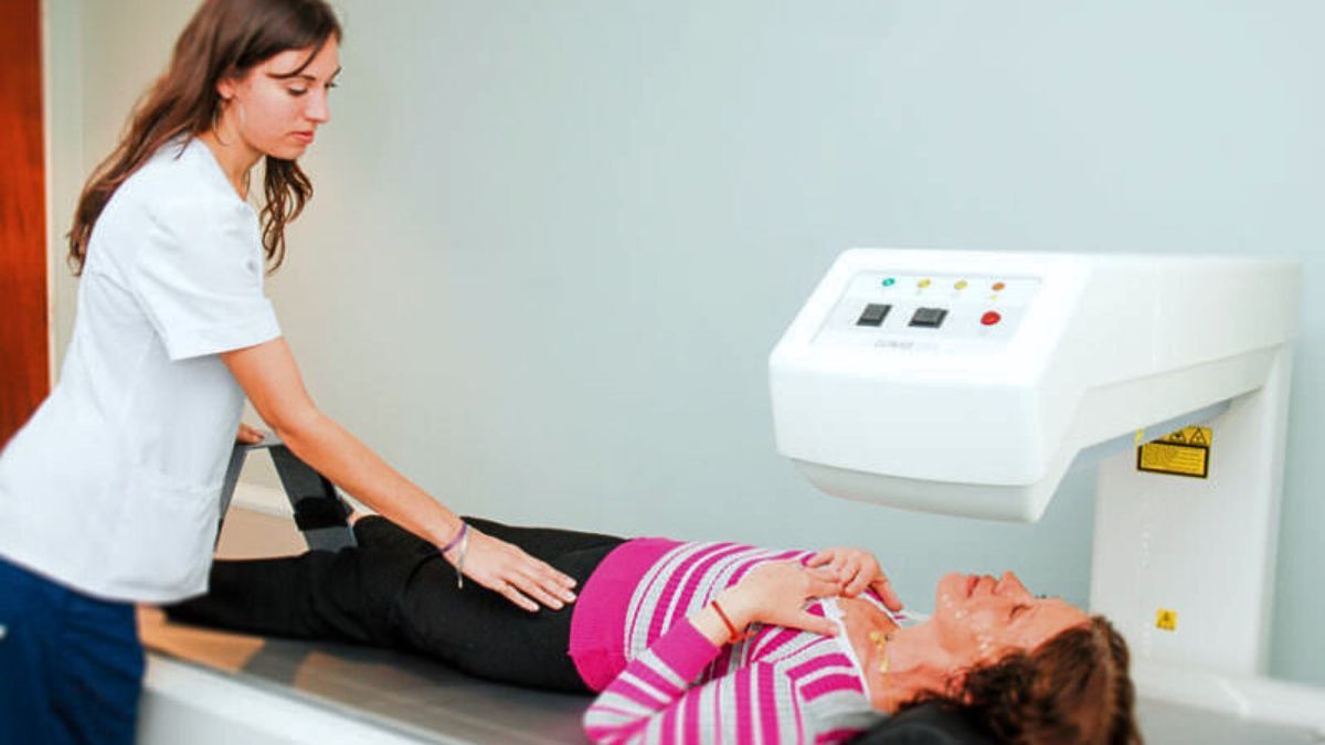 Casi la totalidad de las mujeres que realizan tratamientos contra el cáncer de mama, pierden los estrógenos y esto afecta a los huesos. La densitometría es el estudio que se realiza para medir la fragilidad de la estructura ósea (foto ilustrativa) Casi la totalidad de las mujeres que realizan tratamientos contra el cáncer de mama, pierden los estrógenos y esto afecta a los huesos. La densitometría es el estudio que se realiza para medir la fragilidad de la estructura ósea (foto ilustrativa)