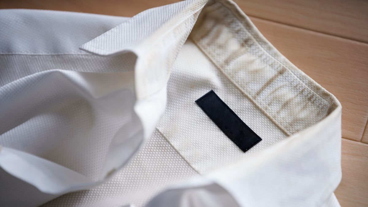 Elimina por completo las manchas amarillas o amarronadas del cuello de la camisa blanca con este truco casero. Elimina por completo las manchas amarillas o amarronadas del cuello de la camisa blanca con este truco casero.