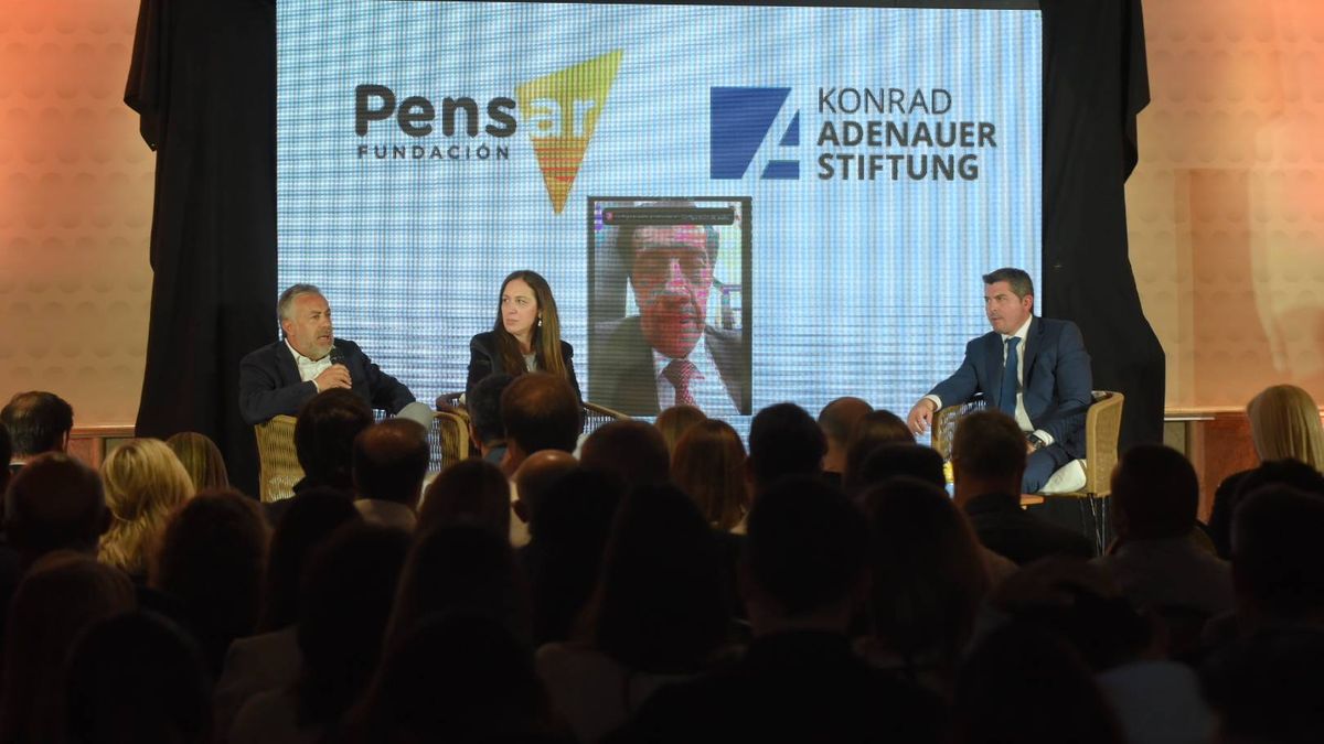 Alfredo Cornejo, María Eugenia Vidal y el gobernador de San Juan, Marcelo Orrego. Alfredo Cornejo, María Eugenia Vidal y el gobernador de San Juan, Marcelo Orrego.
