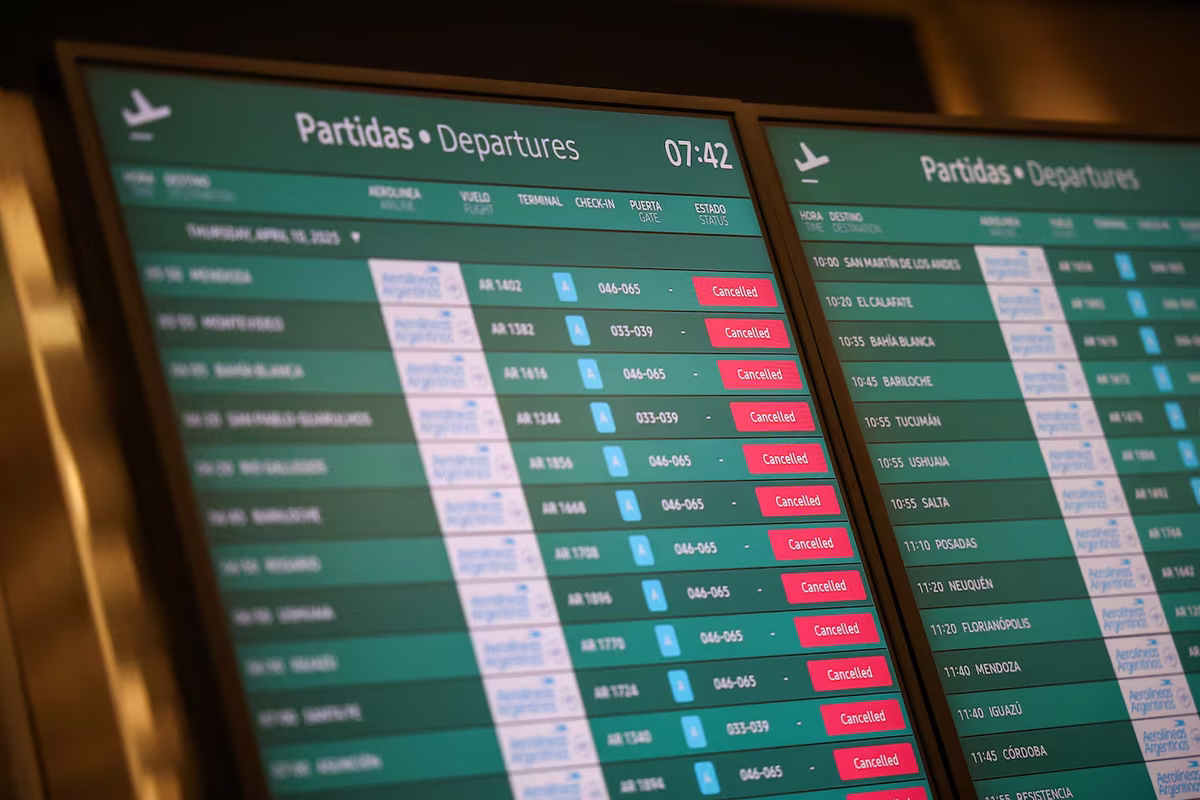 Vuelos cancelados y reprogramados. Hasta el sábado los controladores aéreos tienen previstas medidas de fuerza en los aeropuertos.