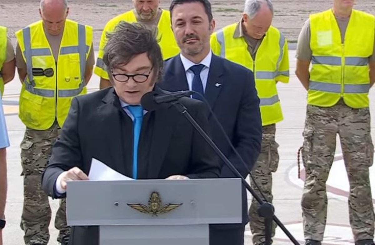 Javier Milei y Luis Petri recibieron los aviones F 16 comprados a Dinamarca