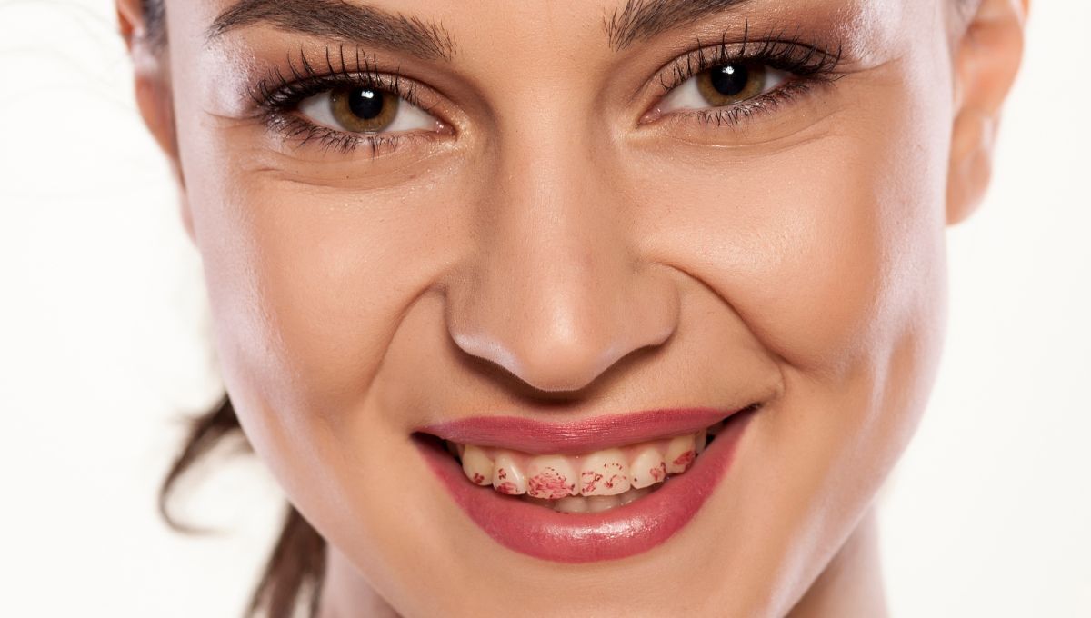 Manchas de labial en los dientes: trucos para evitarlas