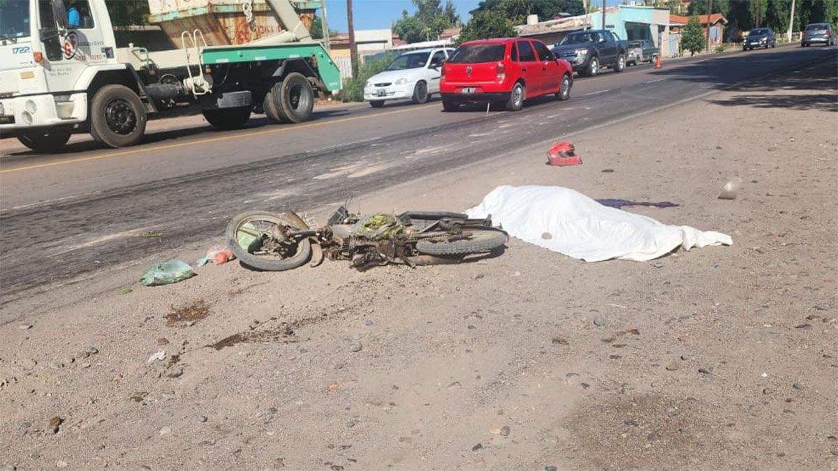 La víctima de 89 años perdió el control de su moto, chocó contra un camión y cayó debajo de una de sus ruedas. Murió en el lugar. Foto: Ministerio de Seguridad.