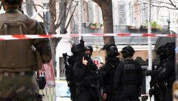 Lo decapitó. Le cortó la cabeza, la puso en una caja y la tiró.