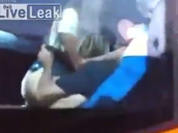 Tremendo escrache: filmaron a una pareja teniendo relaciones en un micro