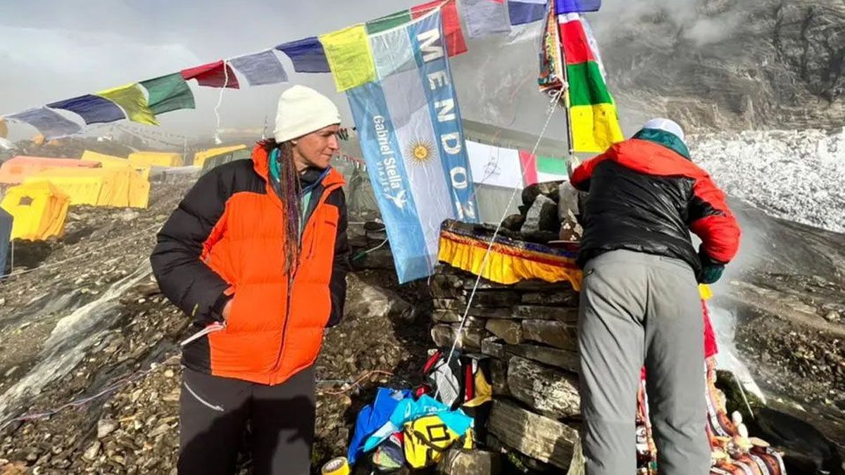 Junto a los sherpas, realizaron el ritual de la Puya, el cual es parte del inicio de la fase de ascensión en el Himalaya.